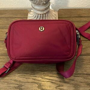 Lululemon Crossbody Camera bag 2L Trending Color Wine Berry